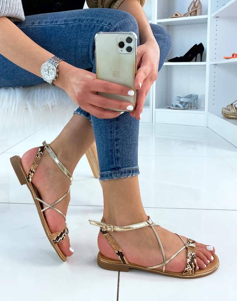 Nu-pieds à brides dorées et effet snake