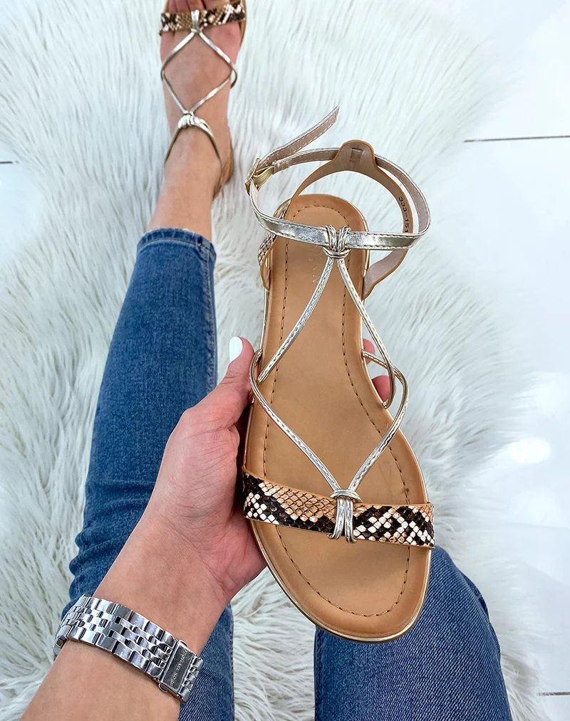 Nu-pieds à brides dorées et effet snake