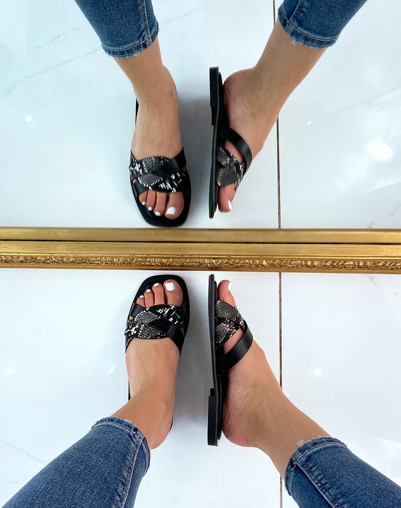 Mules noires à brides entrecroisées