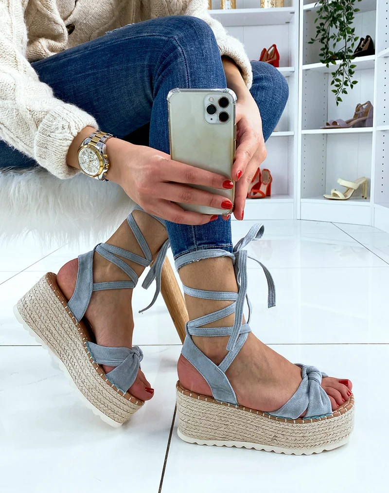 Sandales compensées en suédine bleu pastel à lacets