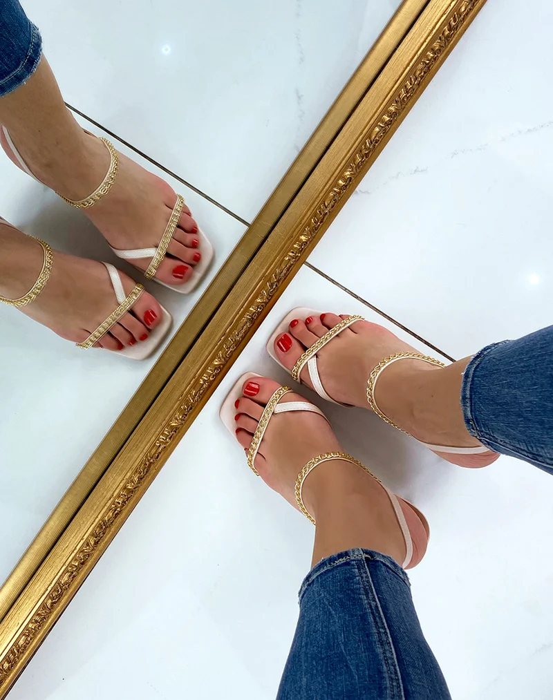 Sandale beige à lanière et chaînes dorées