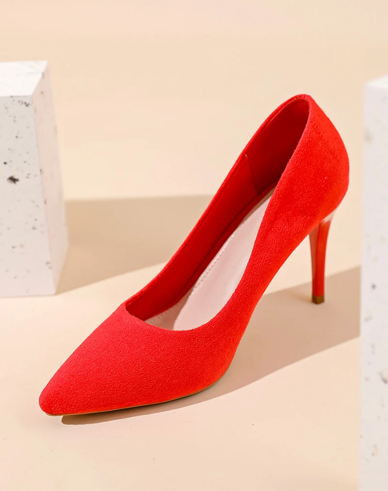 Escarpin rouge en suédine à talon aiguille