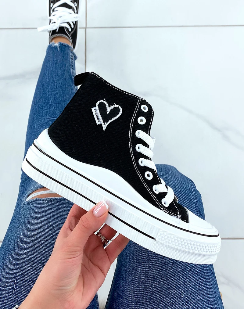 Baskets montantes noires avec un coeur brodé