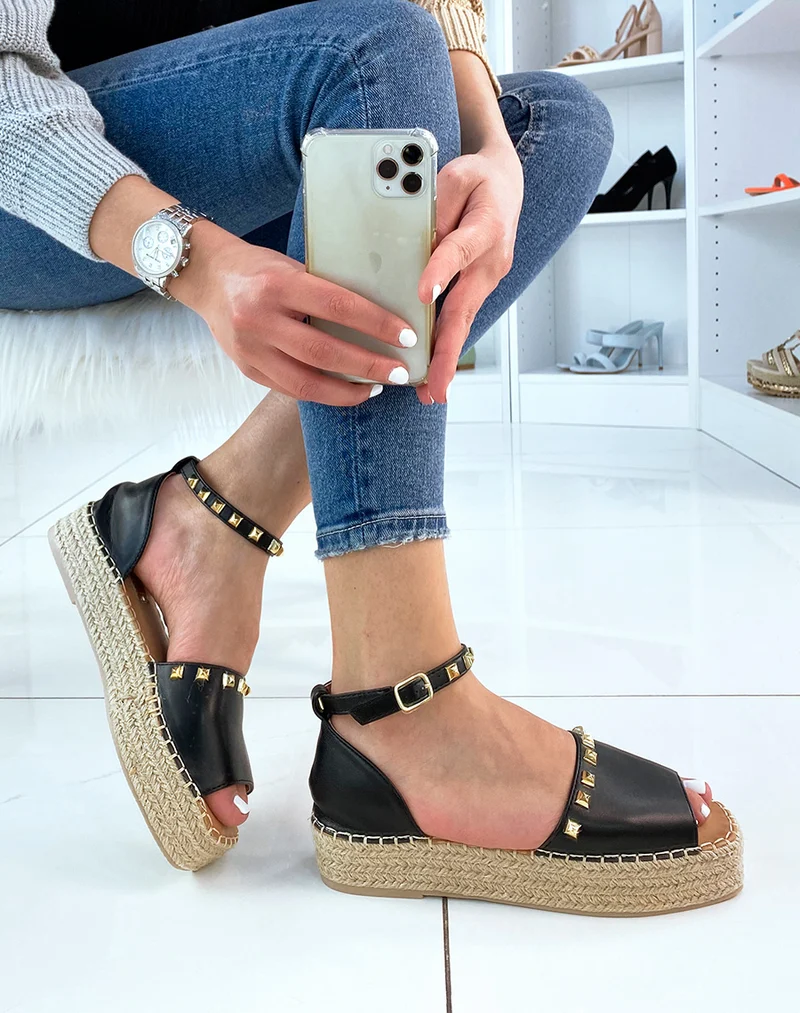 Espadrilles noires ornées de clous dorés