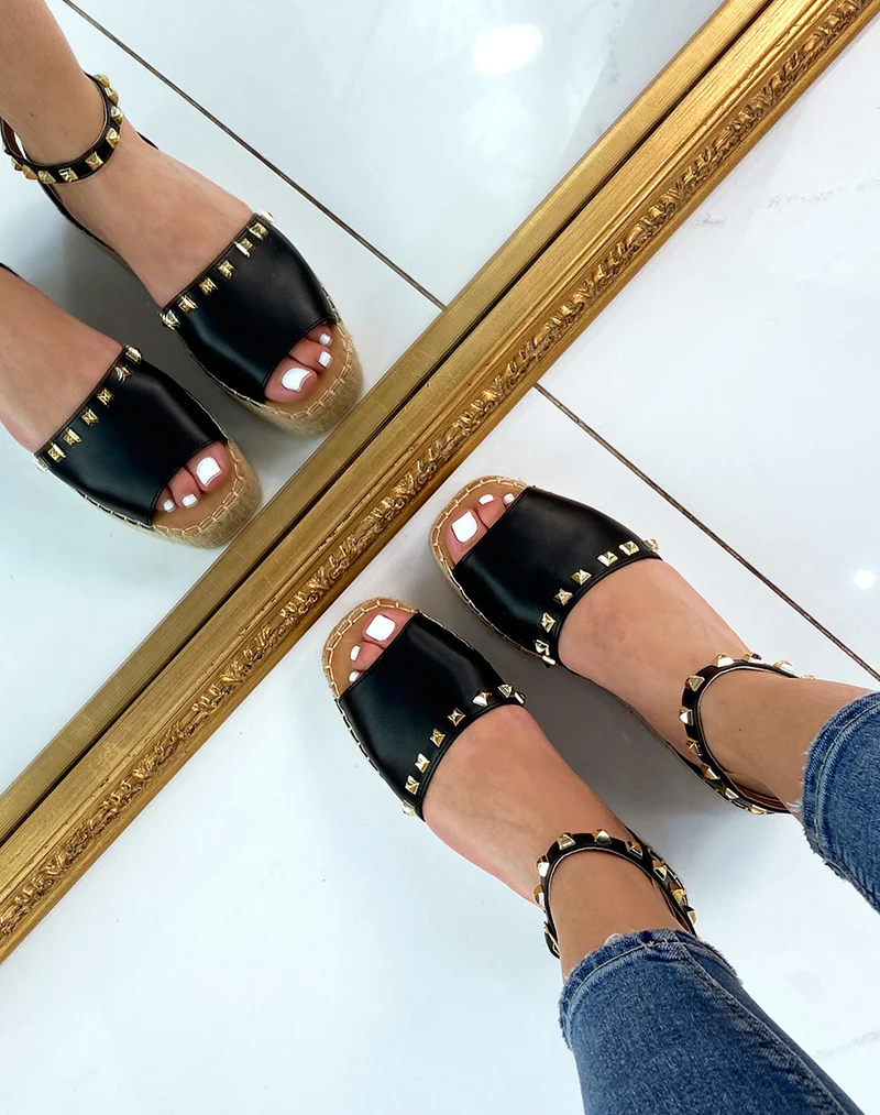 Espadrilles noires ornées de clous dorés