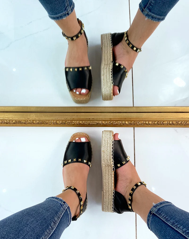 Espadrilles noires ornées de clous dorés
