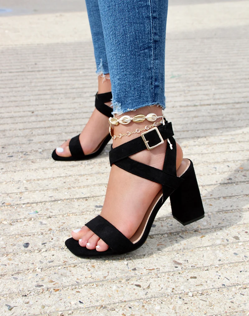 Sandales à talon en suédine noires à brides croisées