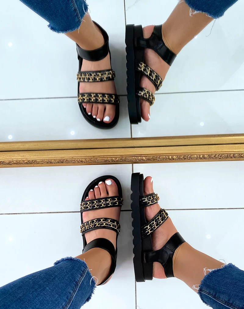 Sandales plates noires à grosses brides et chaînes dorées