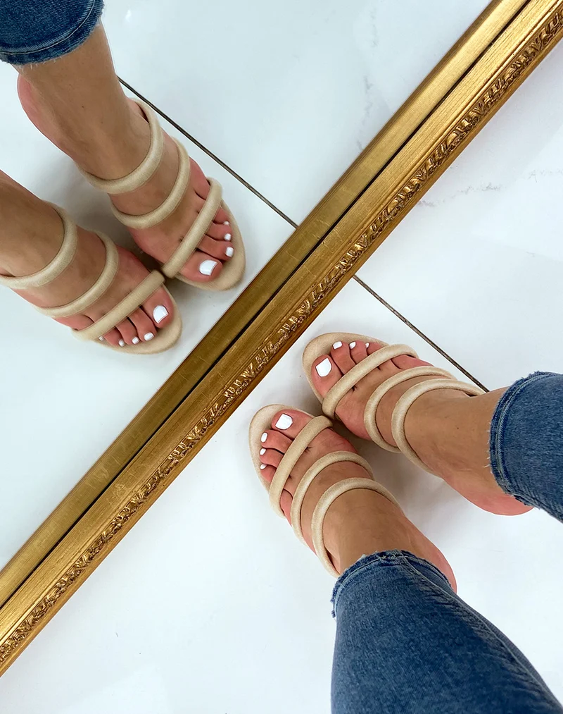 Sandales à talon et à bride beige en suédine