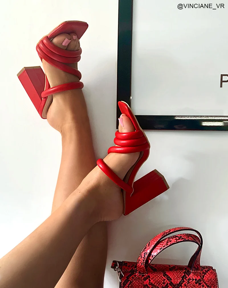 Sandales à talon et à bride rouge en similicuir