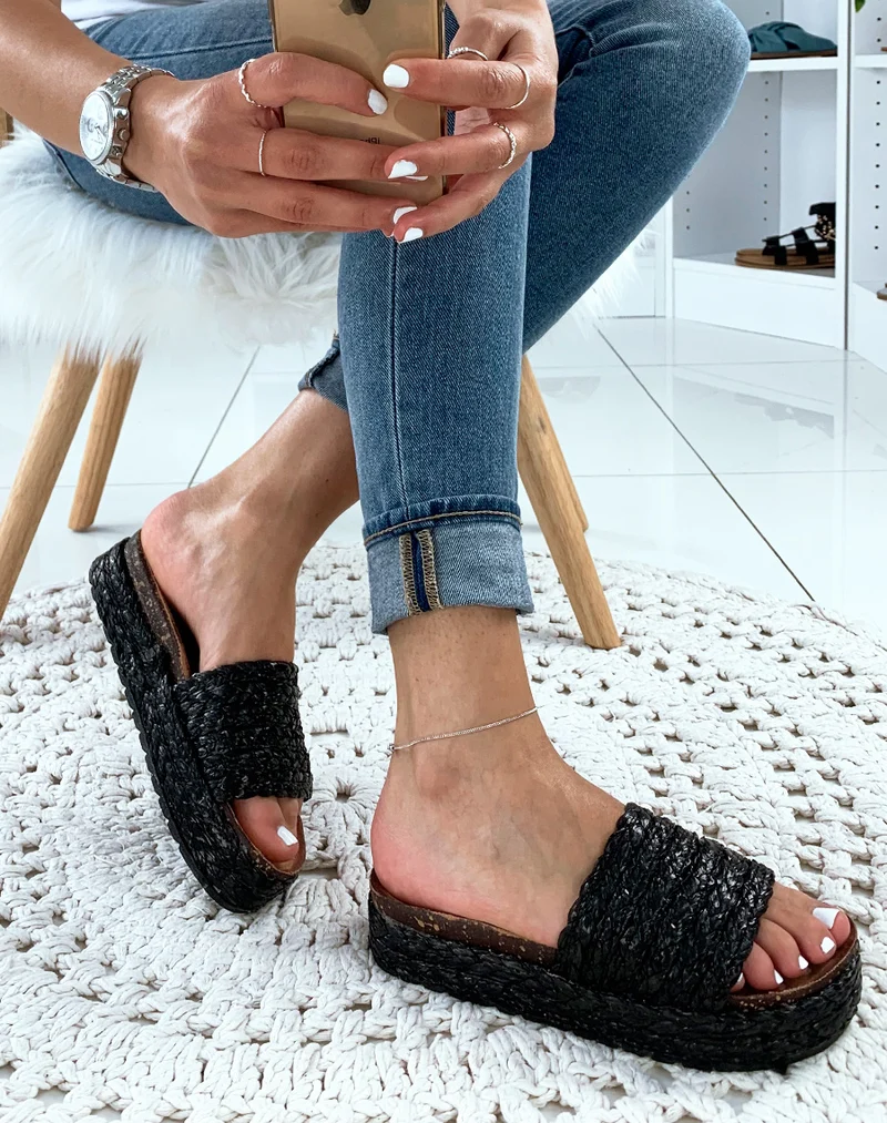 Mules à brides et à plateformes en osier tressés noires