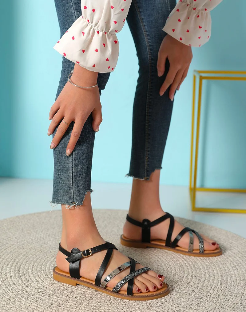 Nu-pieds noirs à brides métallisée et tressée