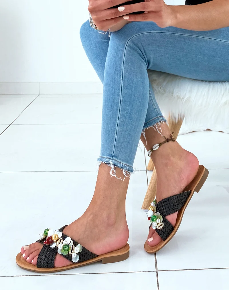 Mules noires à double brides entrecroisées ornées de bijoux