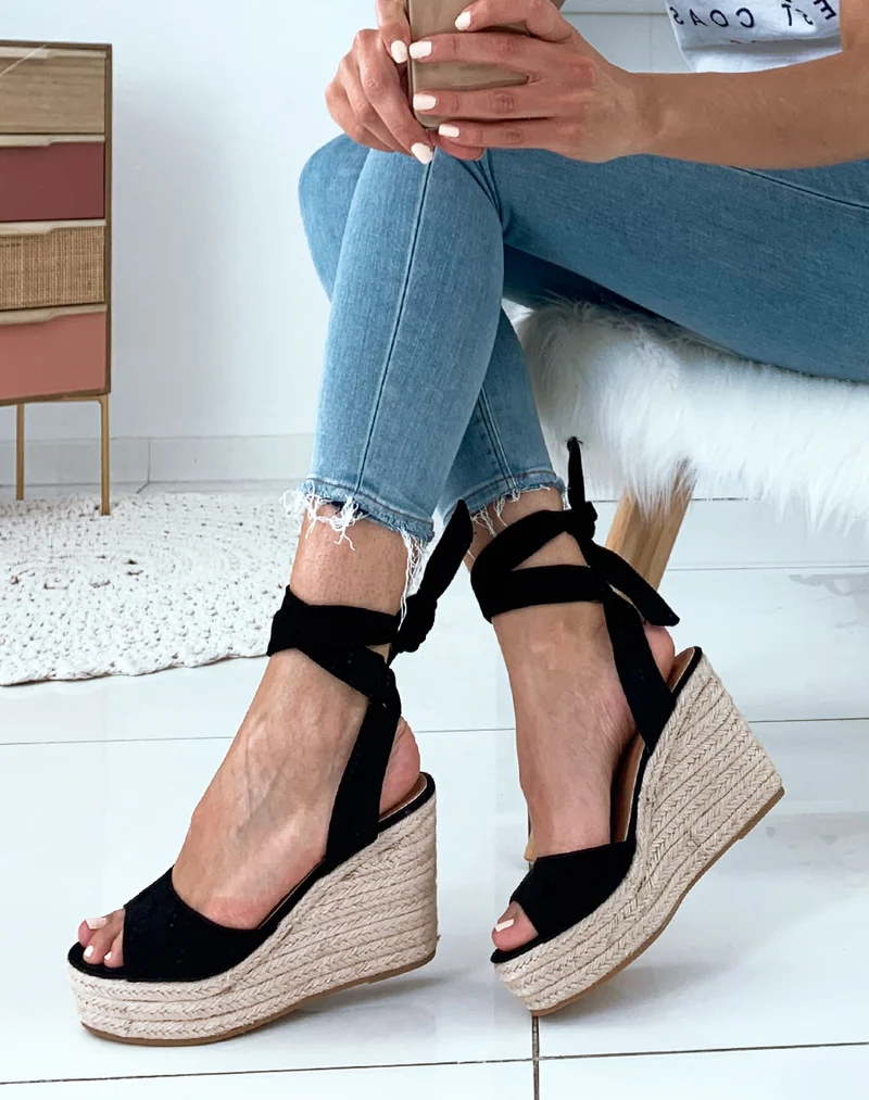 Sandales à talons compensés à lacets en suédine noire