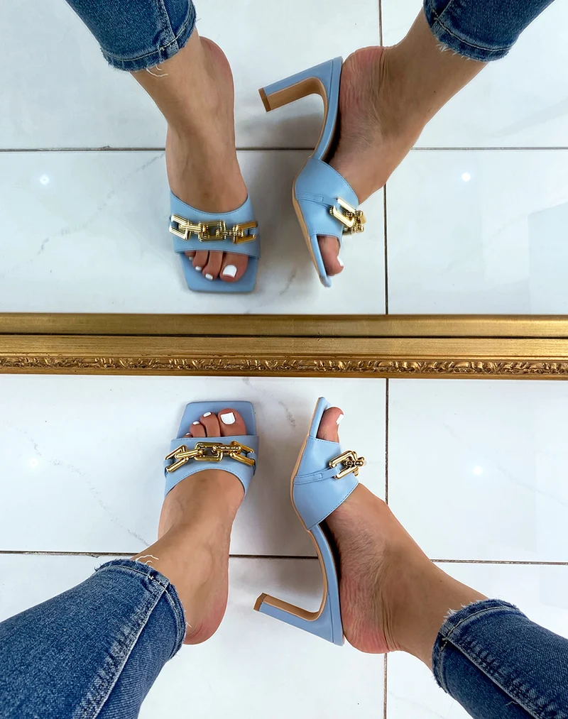 Mules à talon baby blue à chaîne dorée