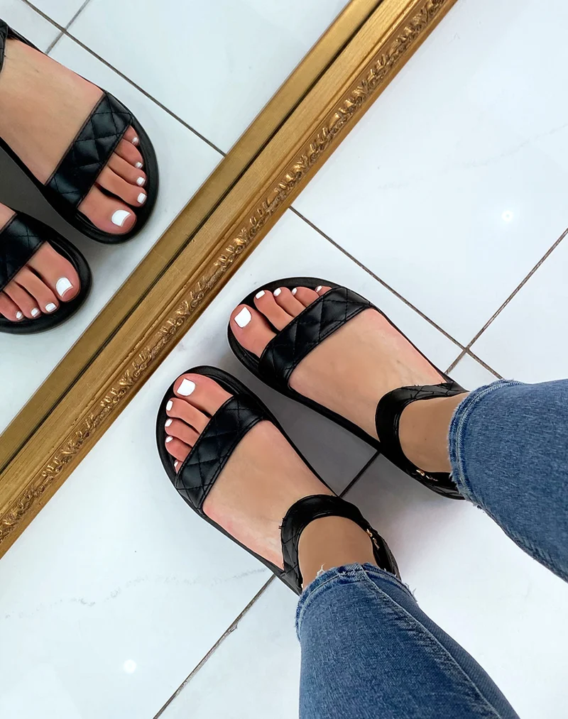 Sandales noires à doubles brides matelassées