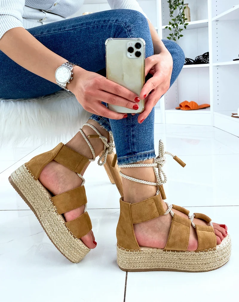Compensées camel à lacet et semelle en toile de jute