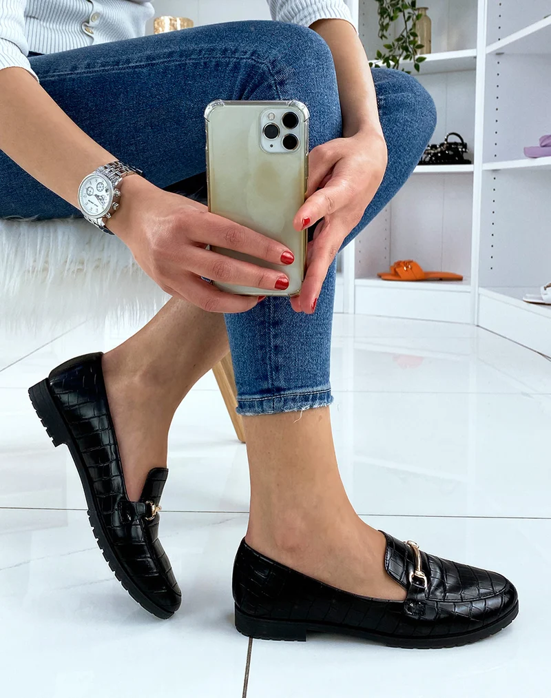 Mocassins noires effet croco à détail doré