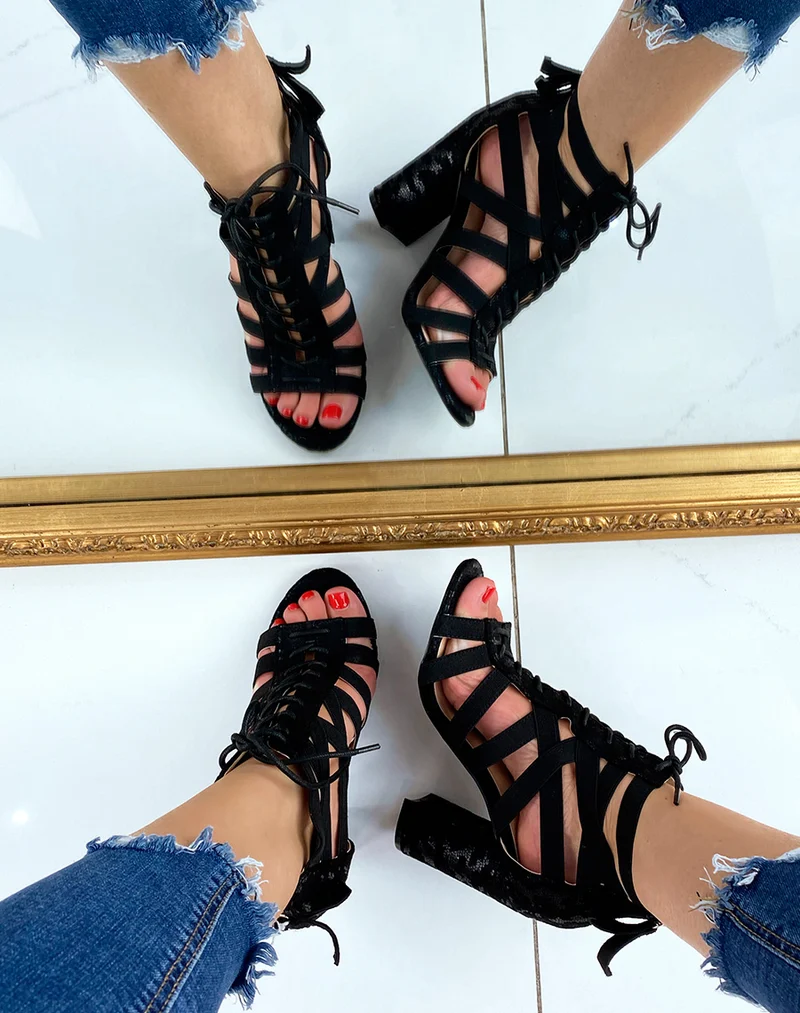 Sandales à talon noires à multiples lanières et lacets