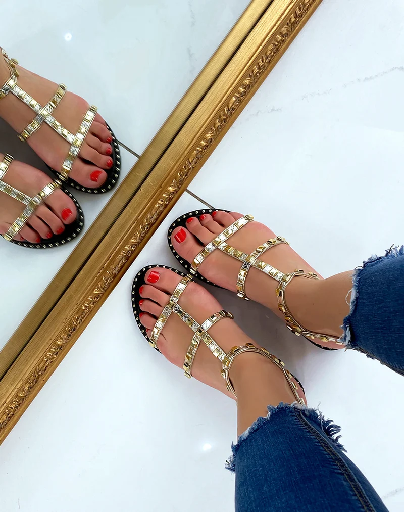Nu-pieds dorées à petits détails cloutés