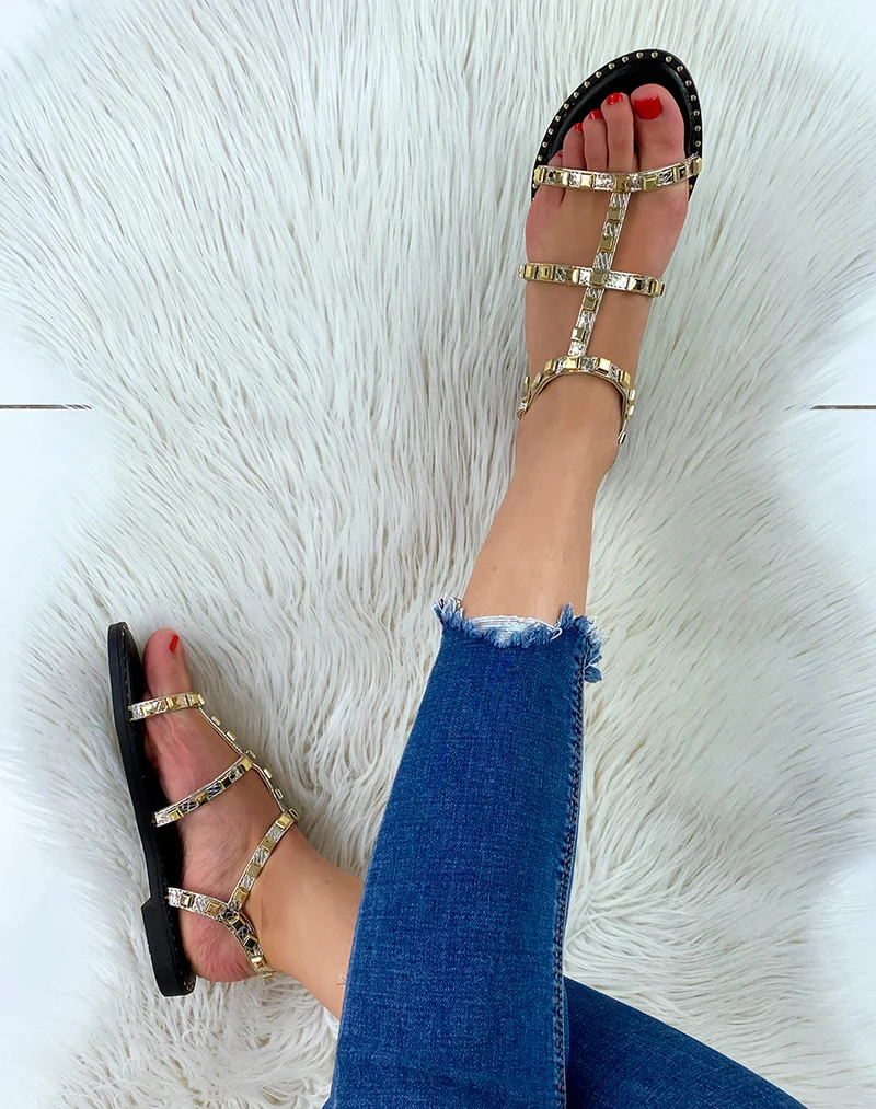 Nu-pieds dorées à petits détails cloutés