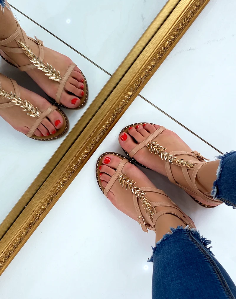 Nu-pieds roses avec détail en forme de feuille dorée