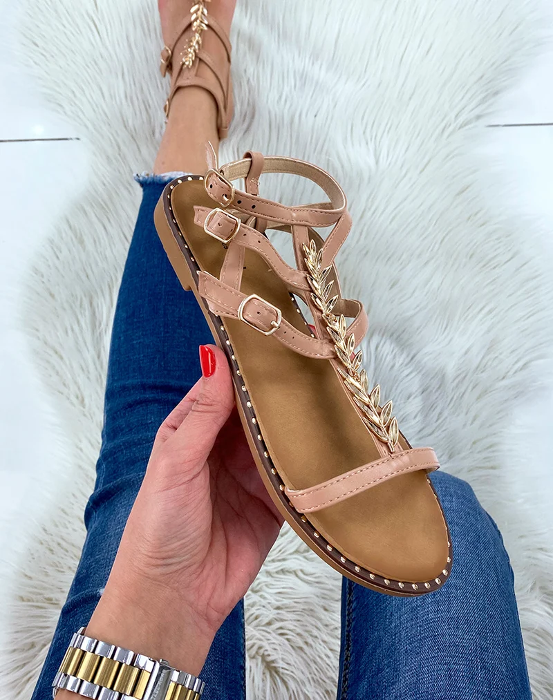 Nu-pieds roses avec détail en forme de feuille dorée
