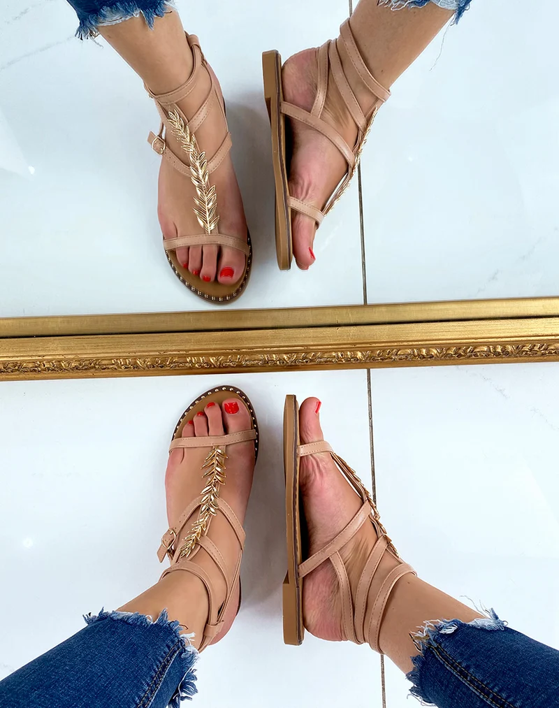 Nu-pieds roses avec détail en forme de feuille dorée
