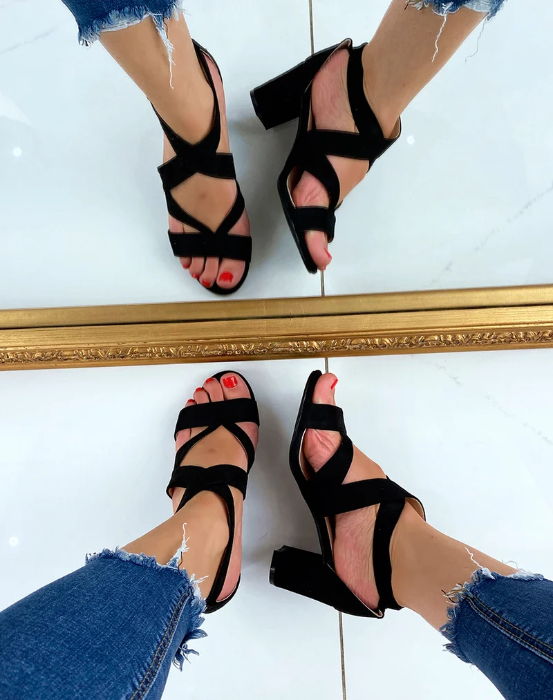 Sandales à talon noires en suédine à multiples brides