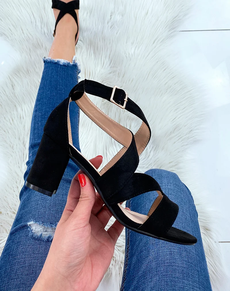 Sandales à talon noires en suédine à multiples brides