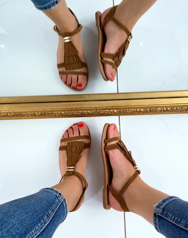 Nu-pieds en suédine camel à franges et détail doré