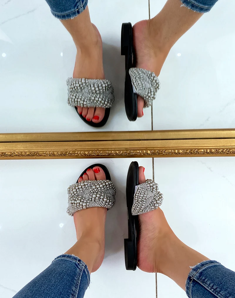 Mules noires ornées de perles argentées