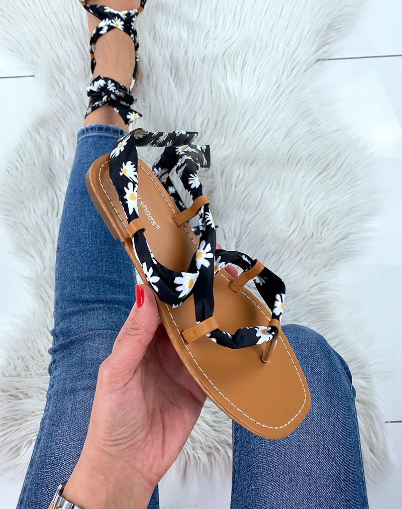 Nu-pieds noirs à ruban et motif fleuri