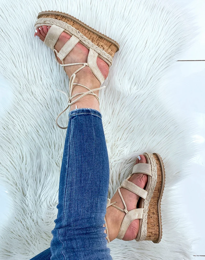 Sandales compensées en suédine beige