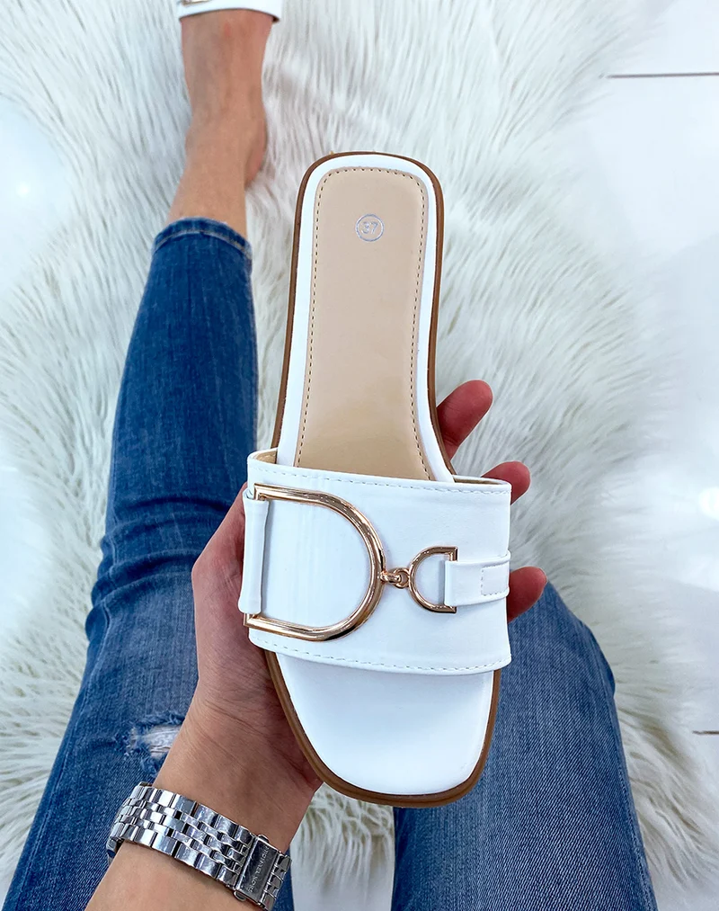 Mules blanches à détail doré