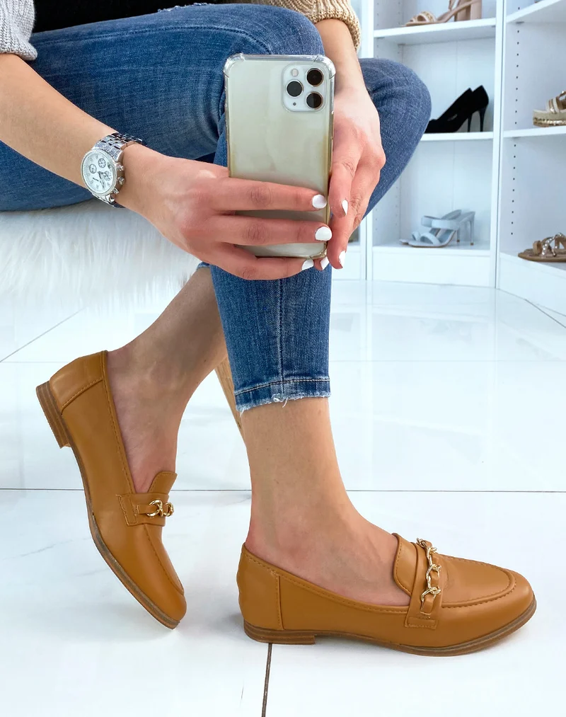 Mocassins camel à fine chaîne dorée