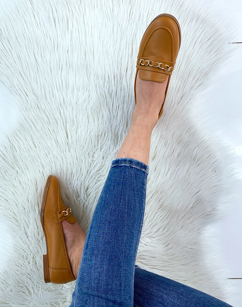 Mocassins camel à fine chaîne dorée