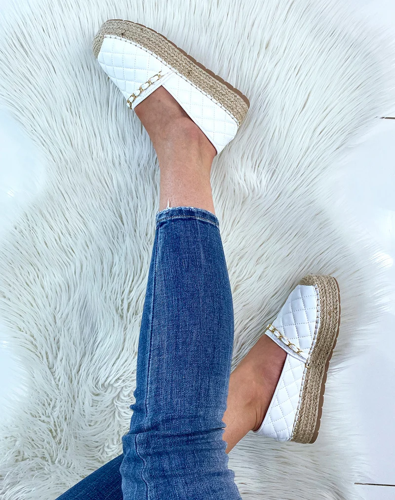 Espadrilles blanches matelassés à fine chaîne dorée