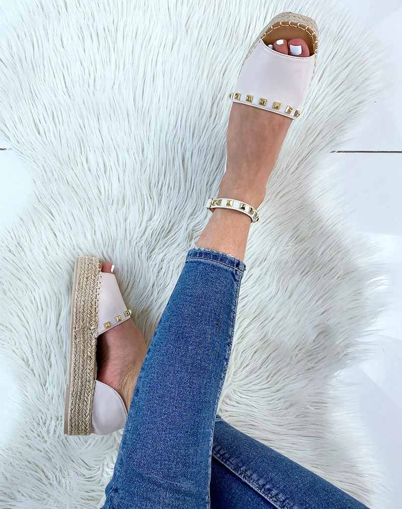 Espadrilles beiges ornées de clous dorés