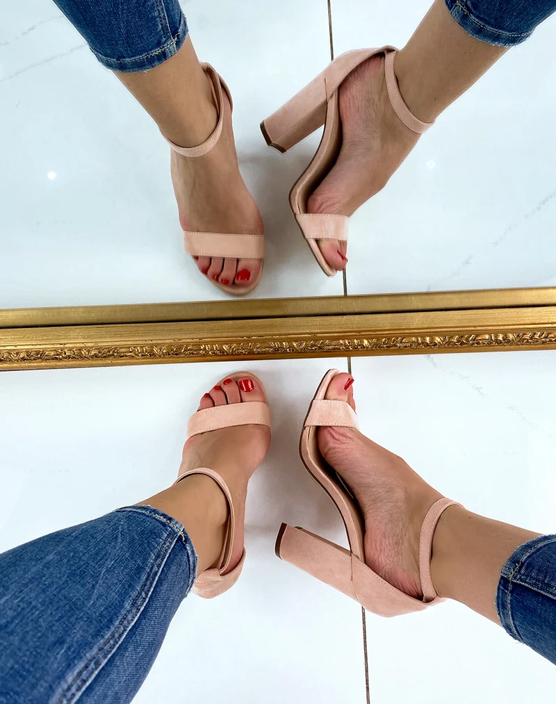 Sandales à talon en suédine rose poudré à boucle dorée