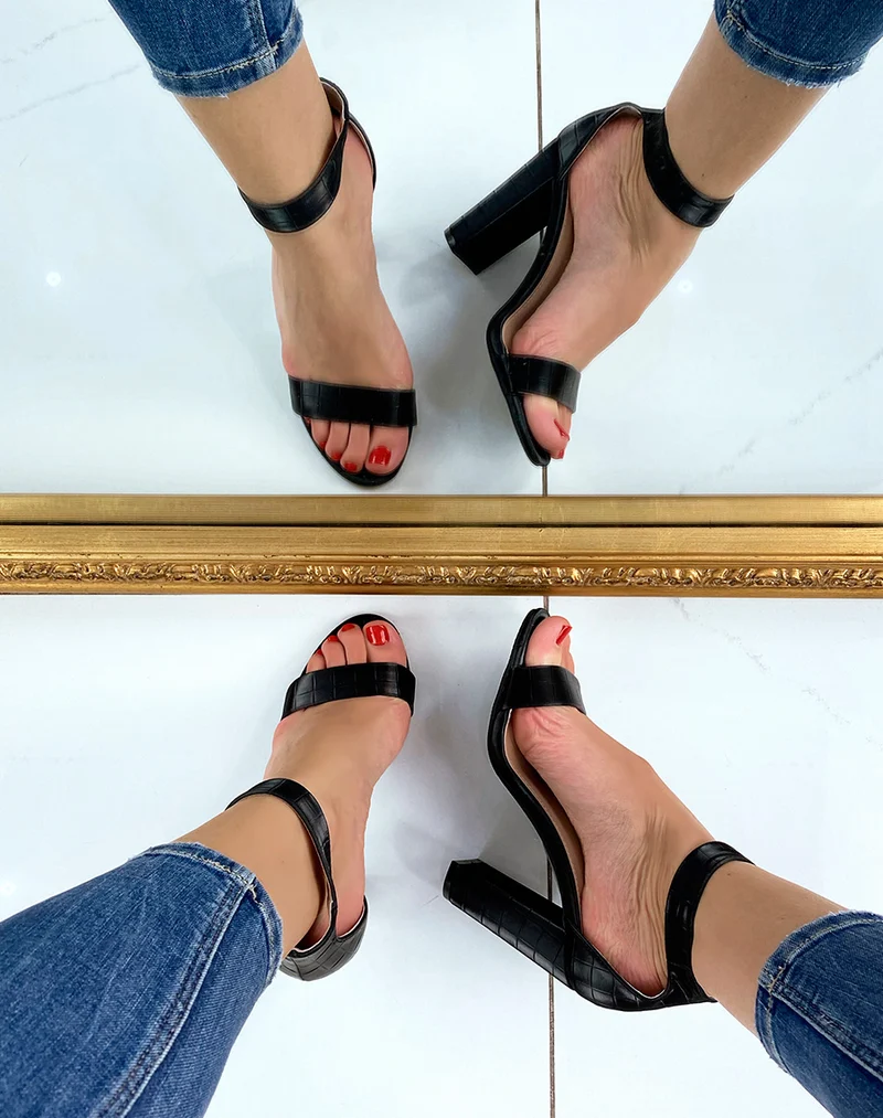 Sandales à talon noires effet croco à boucle carrée
