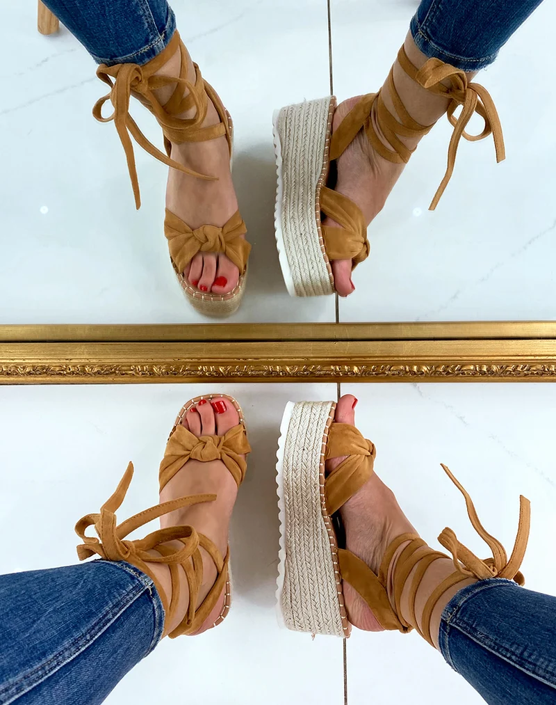 Sandales compensées en suédine camel à lacets