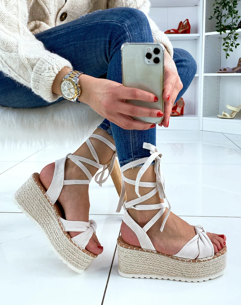 Sandales compensées en suédine beige à lacets