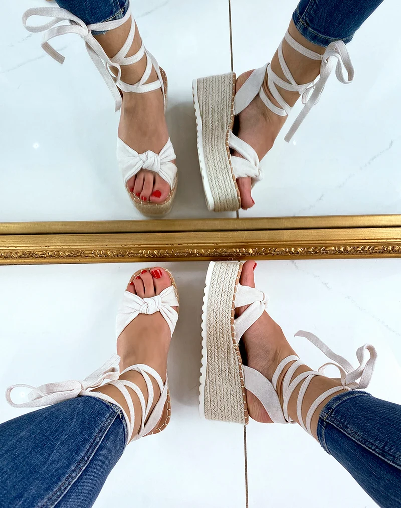Sandales compensées en suédine beige à lacets