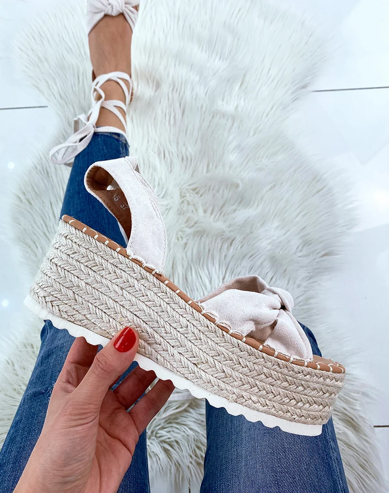 Sandales compensées en suédine beige à lacets