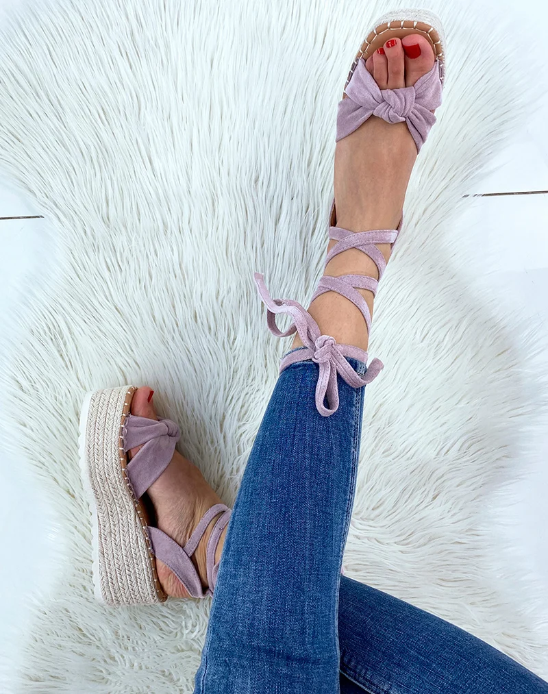 Sandales compensées en suédine violet pastel à lacets