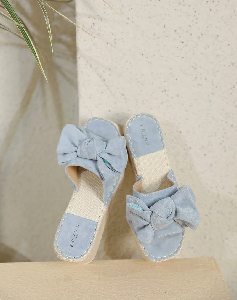 Mules compensées bleu pastel à noeud