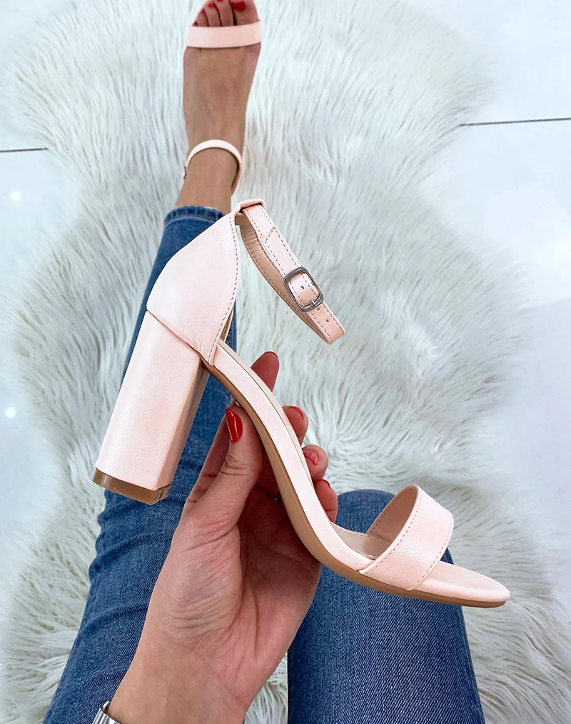 Sandales à talon rose poudré à fines lanières