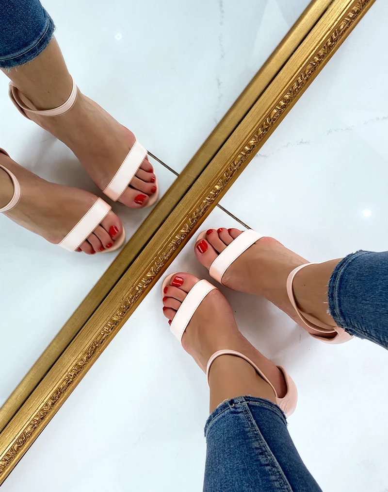 Sandales à talon rose poudré à fines lanières