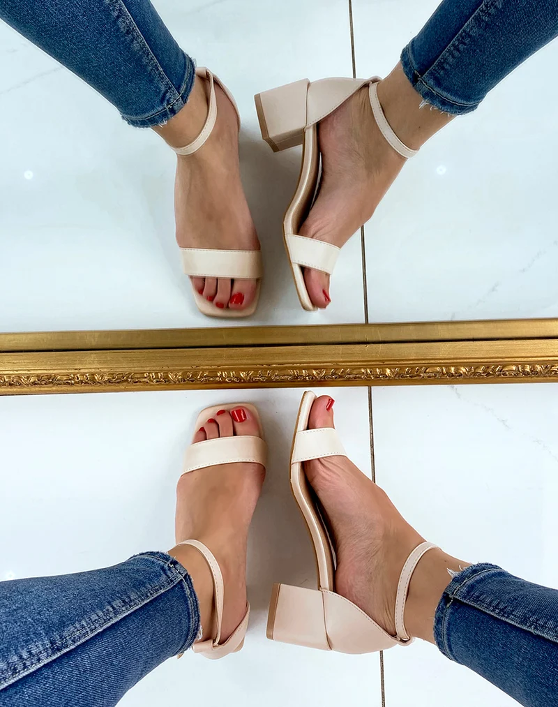 Sandale beige à petit talon carré